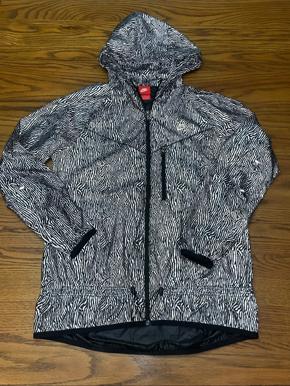 Nike Women’s Black with Gray Patterned Hooded Windbreaker Jacket
